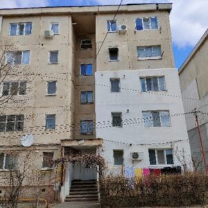 Apartamentul nr. 18 –  1 camera si dependinte, situat in mun. Buzau, cartier Brosteni, bloc PO3, scara B, et. 4, jud. Buzau